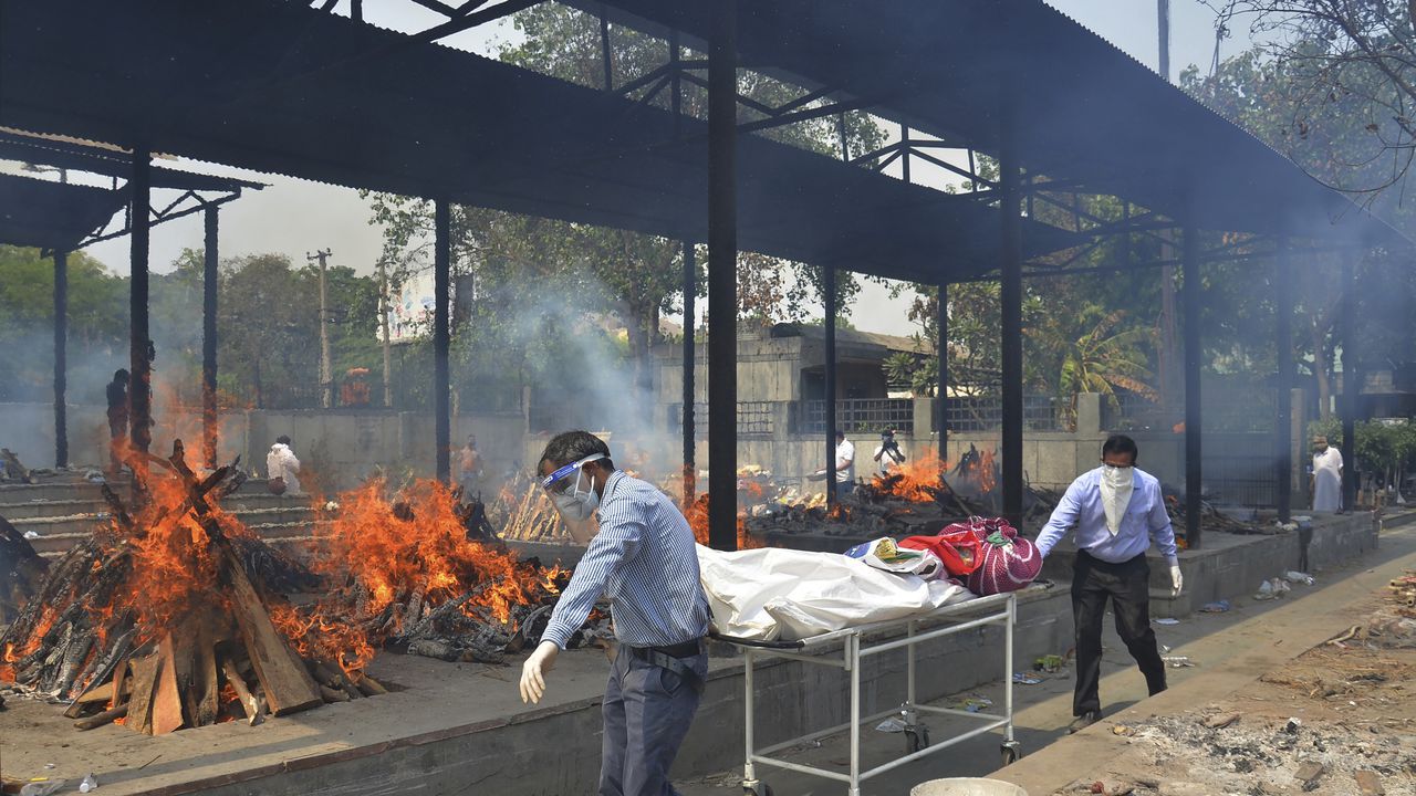 Je bekijkt nu Crematies aan de lopende band in India